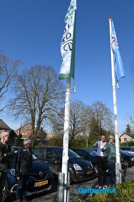 De Historische Kring hijst de vlag bij de Trefkoele+ - Foto: Johan Bokma