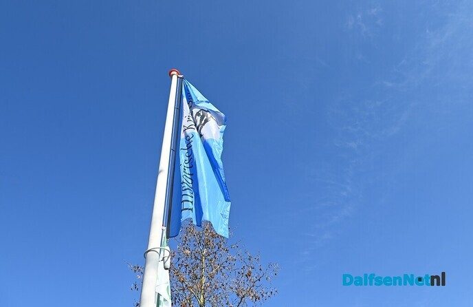 De Historische Kring hijst de vlag bij de Trefkoele+ - Foto: Johan Bokma