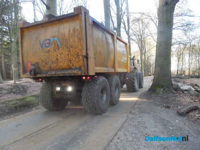 Gracht reinigen langs de Mataramweg - Foto: Willy