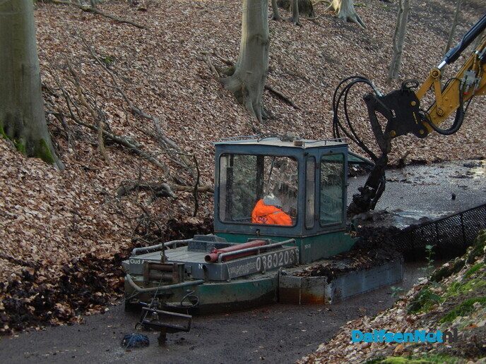 Gracht reinigen langs de Mataramweg - Foto: Willy
