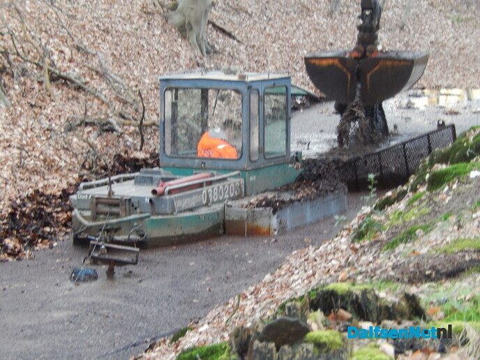 Gracht reinigen langs de Mataramweg - Foto: Willy