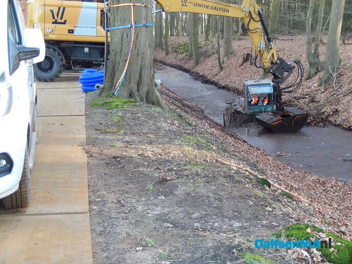 Gracht reinigen langs de Mataramweg - Foto: Willy