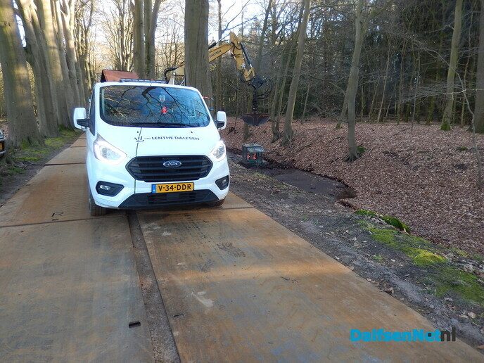 Gracht reinigen langs de Mataramweg - Foto: Willy