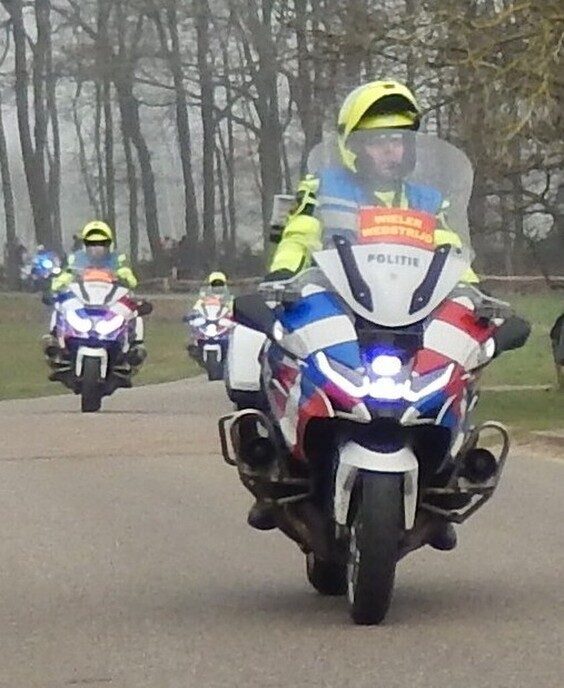 Verkeerscontrole politie met behulp van een touringcar