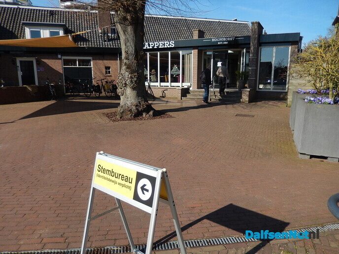 Heerlijk met de zon in de rug op het stembureau - Foto: Willy
