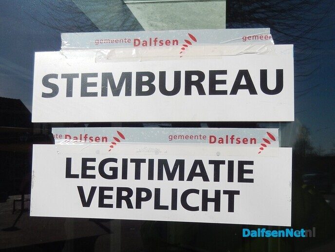 Heerlijk met de zon in de rug op het stembureau - Foto: Willy