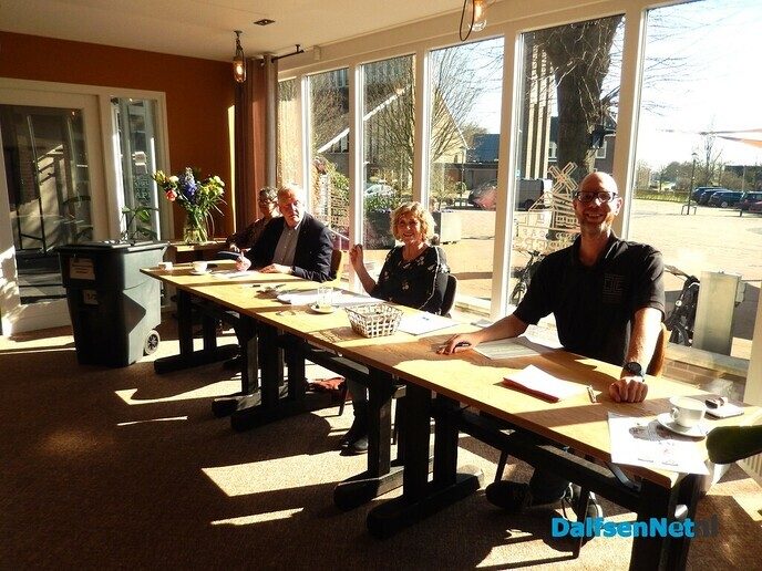 Heerlijk met de zon in de rug op het stembureau - Foto: Willy