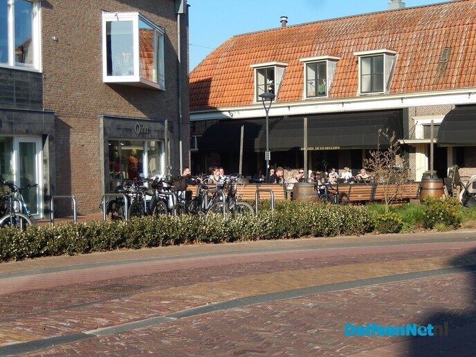 Volop genieten van het voorjaarsweer niet alleen op de Vechtkade - Foto: Willy
