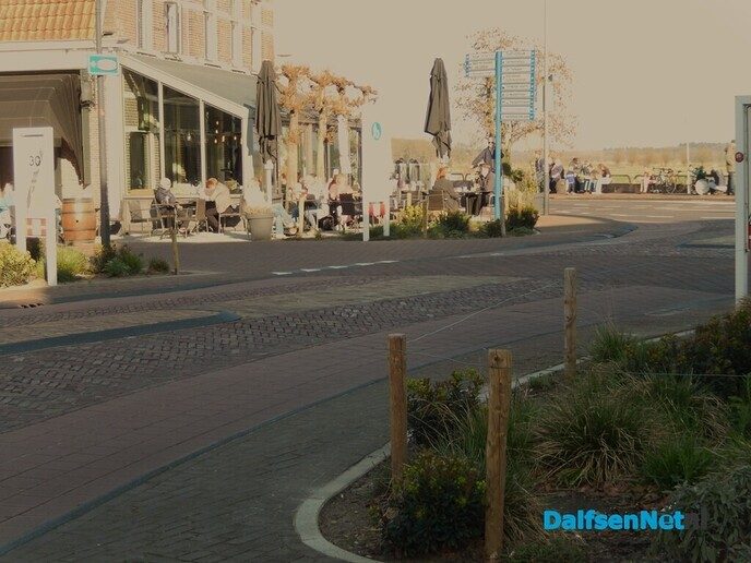 Volop genieten van het voorjaarsweer niet alleen op de Vechtkade - Foto: Willy