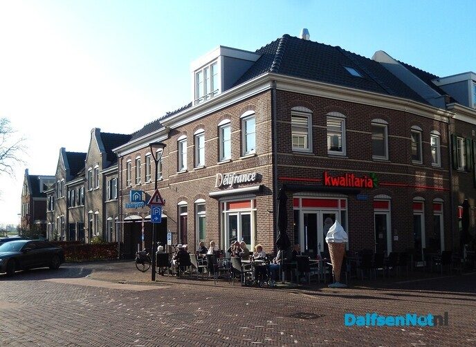 Volop genieten van het voorjaarsweer niet alleen op de Vechtkade - Foto: Willy