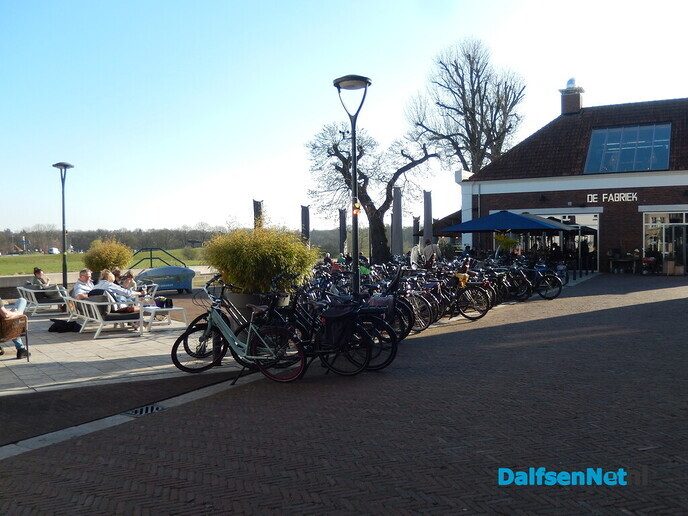 Volop genieten van het voorjaarsweer niet alleen op de Vechtkade - Foto: Willy