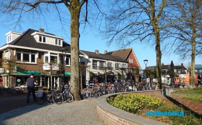 Volop genieten van het voorjaarsweer niet alleen op de Vechtkade - Foto: Willy