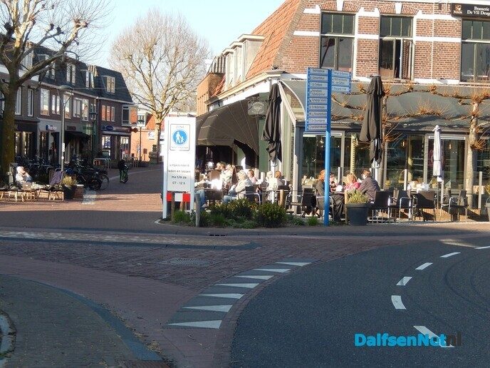 Volop genieten van het voorjaarsweer niet alleen op de Vechtkade - Foto: Willy