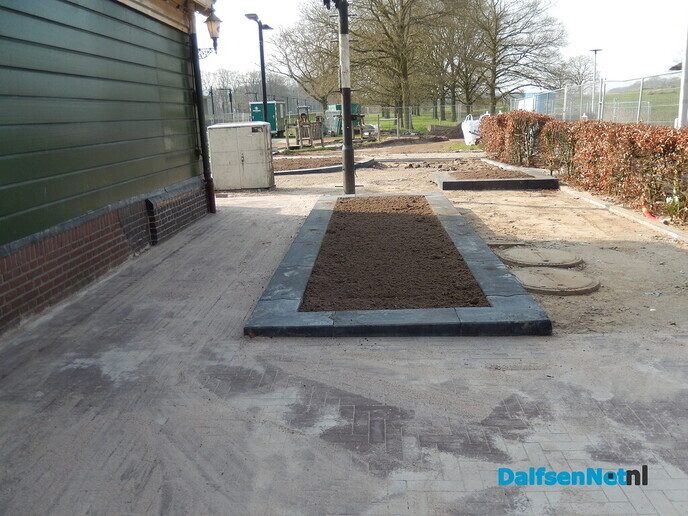 Het knapt zienderogen op bij het station - Foto: Willy