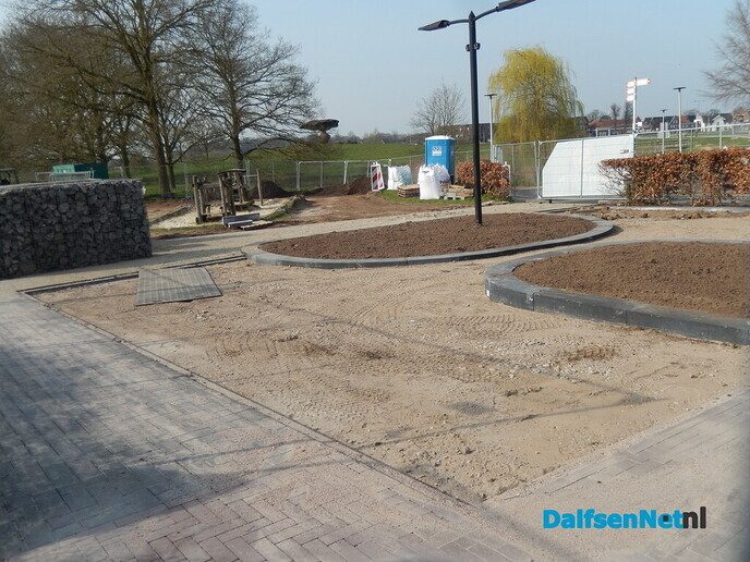 Het knapt zienderogen op bij het station - Foto: Willy