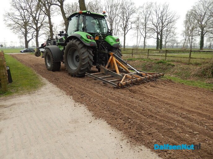 Zandwegen krijgen weer grote beurt - Foto: Willy