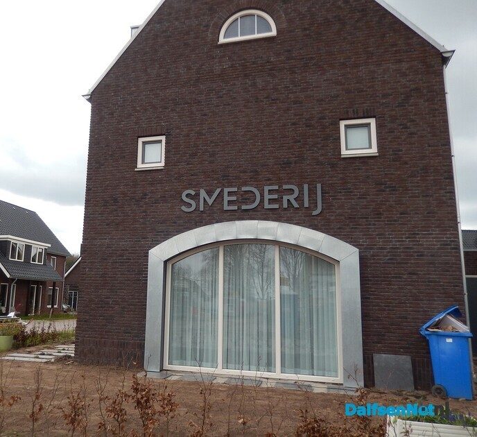 Even de prachtige huizen in de nieuwe wijk van Wijthmen bewonderen - Foto: Willy