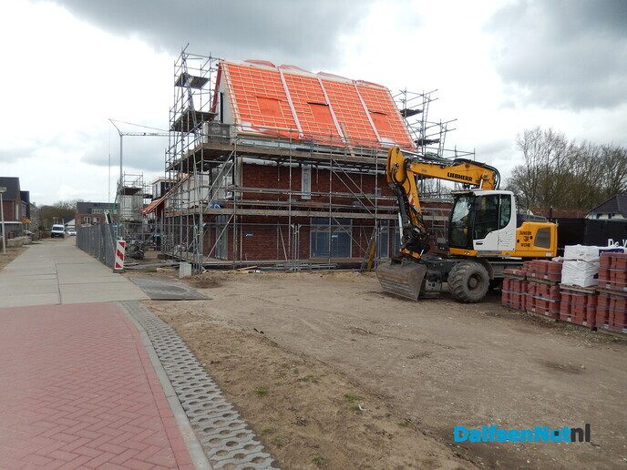 Even de prachtige huizen in de nieuwe wijk van Wijthmen bewonderen - Foto: Willy