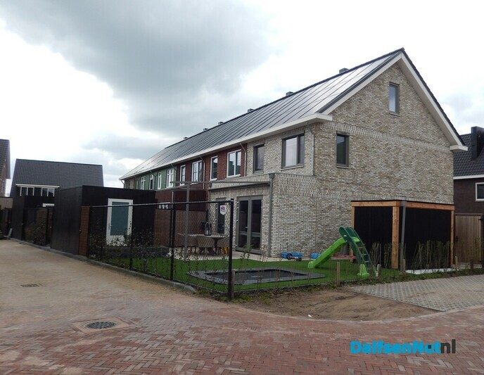 Even de prachtige huizen in de nieuwe wijk van Wijthmen bewonderen - Foto: Willy