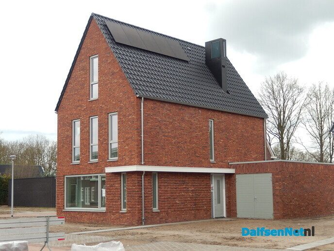 Even de prachtige huizen in de nieuwe wijk van Wijthmen bewonderen - Foto: Willy