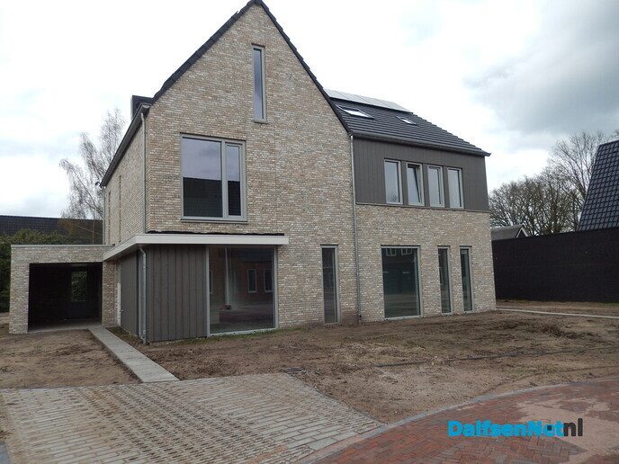 Even de prachtige huizen in de nieuwe wijk van Wijthmen bewonderen - Foto: Willy