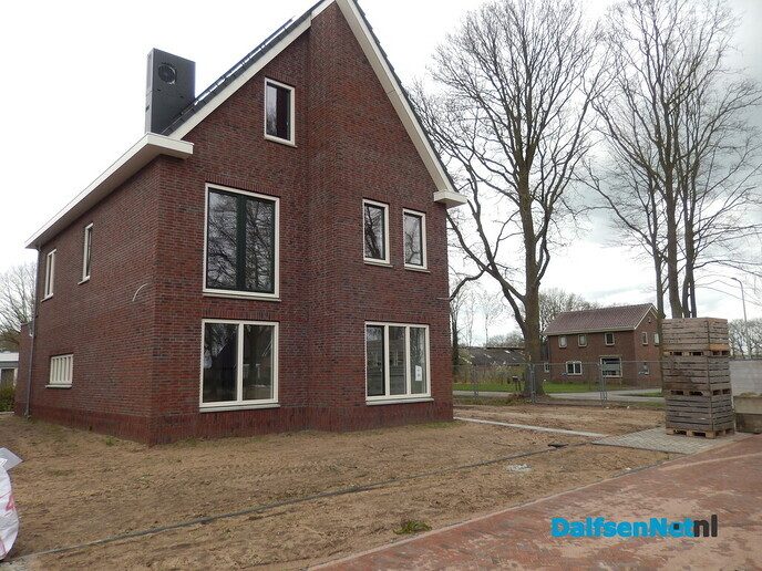 Even de prachtige huizen in de nieuwe wijk van Wijthmen bewonderen - Foto: Willy
