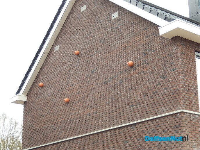 Even de prachtige huizen in de nieuwe wijk van Wijthmen bewonderen - Foto: Willy