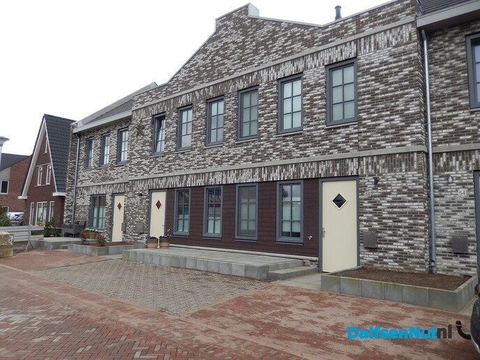 Even de prachtige huizen in de nieuwe wijk van Wijthmen bewonderen - Foto: Willy