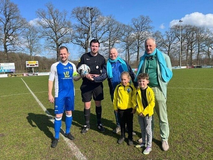 Gemeentebelangen trakteert sportend Dalfsen op taart - Foto: Ingezonden foto