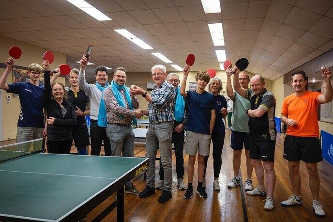 Gemeentebelangen trakteert sportend Dalfsen op taart - Foto: Ingezonden foto