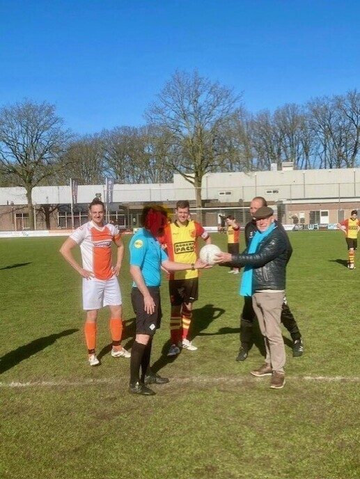 Gemeentebelangen trakteert sportend Dalfsen op taart - Foto: Ingezonden foto