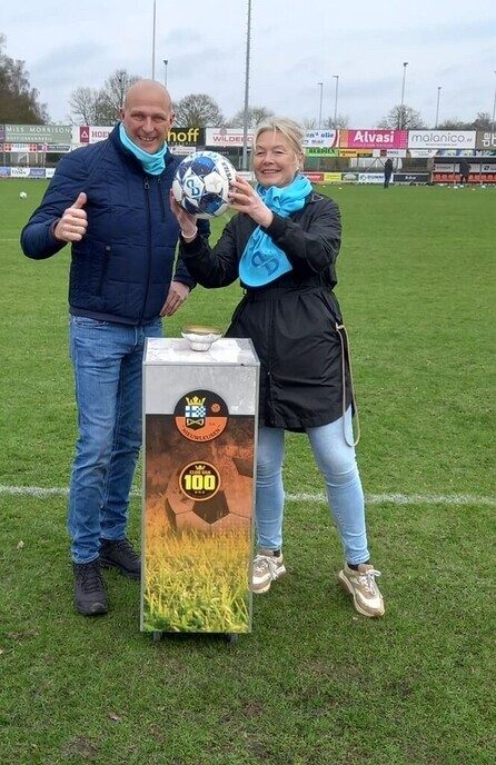 Gemeentebelangen trakteert sportend Dalfsen op taart - Foto: Ingezonden foto