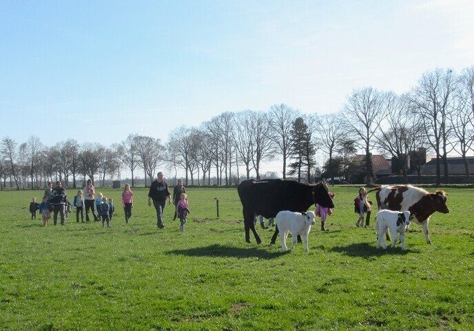 Bij boer Karst van de werkgroep Educatie; gezellig - Foto: Ingezonden foto