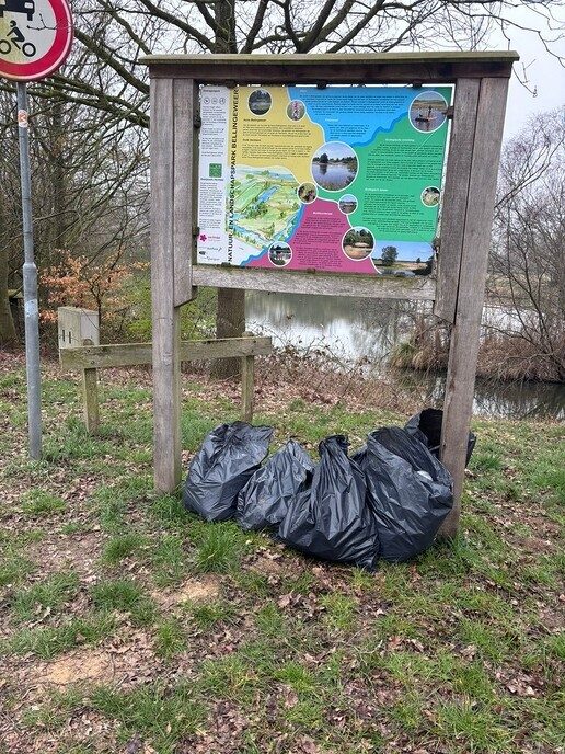 Tijdens de Landelijke Opschoondag is de Bellingeweer flink onder handen genomen. - Foto: Eigen geleverde foto