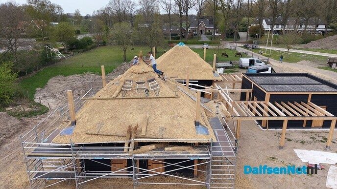Rietdekkers klaar met daken dierenverblijven natuurboerderij