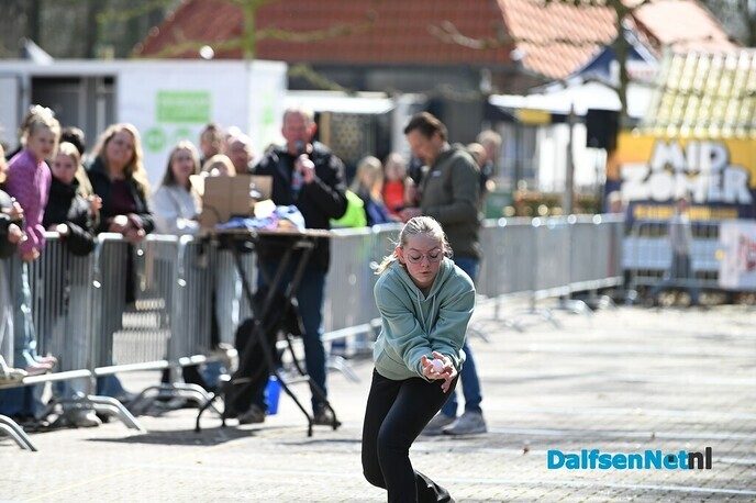 Eiergooien bij Partycentrum ’t Witte Peerd in Nieuwleusen - Foto: Johan Bokma