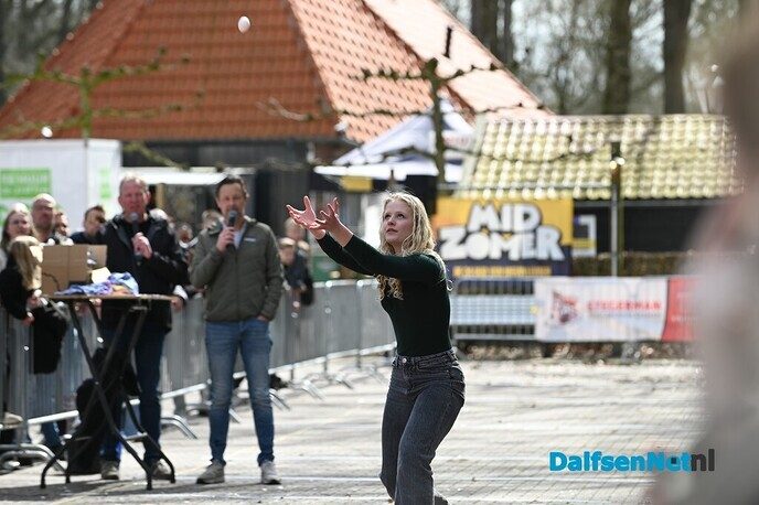 Eiergooien bij Partycentrum ’t Witte Peerd in Nieuwleusen - Foto: Johan Bokma