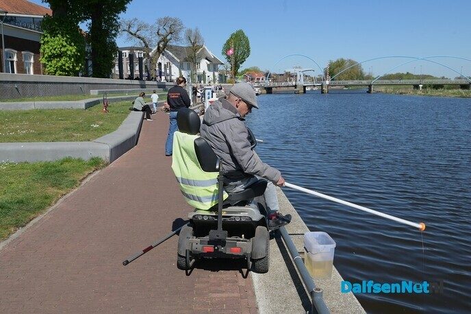 Vlaggenstok viswedstrijd een groot succes - Foto: Johan Bokma
