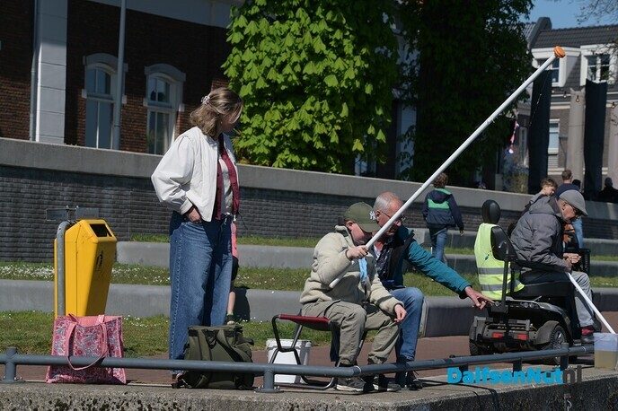 Vlaggenstok viswedstrijd een groot succes - Foto: Johan Bokma