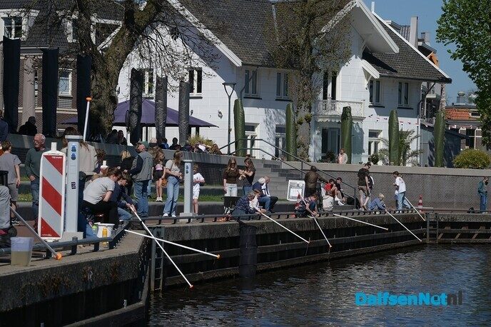 Vlaggenstok viswedstrijd een groot succes - Foto: Johan Bokma