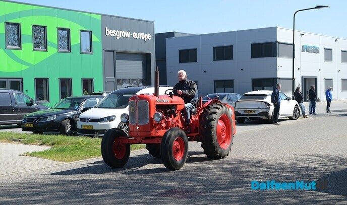 Klassieke voertuigen en veel meer bij de Oranjevereniging Dalfsen - Foto: Johan Bokma