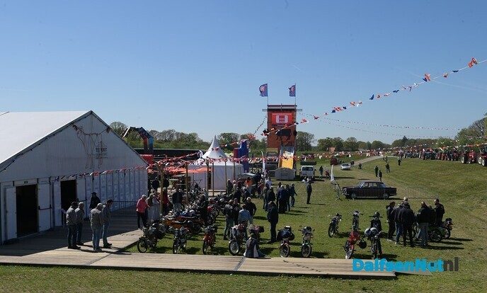 Klassieke voertuigen en veel meer bij de Oranjevereniging Dalfsen - Foto: Johan Bokma