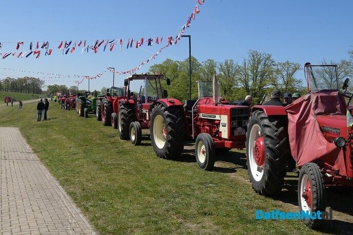 Klassieke voertuigen en veel meer bij de Oranjevereniging Dalfsen - Foto: Johan Bokma
