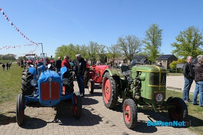 Klassieke voertuigen en veel meer bij de Oranjevereniging Dalfsen - Foto: Johan Bokma