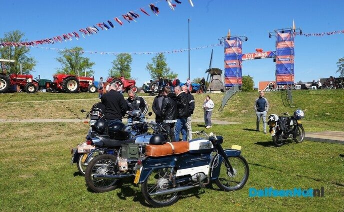 Klassieke voertuigen en veel meer bij de Oranjevereniging Dalfsen - Foto: Johan Bokma