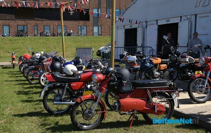 Klassieke voertuigen en veel meer bij de Oranjevereniging Dalfsen - Foto: Johan Bokma