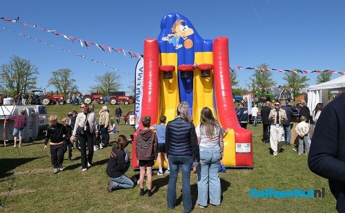 Klassieke voertuigen en veel meer bij de Oranjevereniging Dalfsen - Foto: Johan Bokma