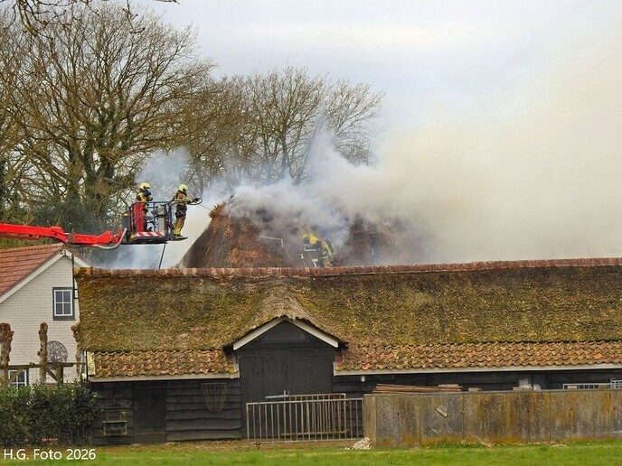 Brand woning rieten dak aan de Hout Es in Dalfsen (update)