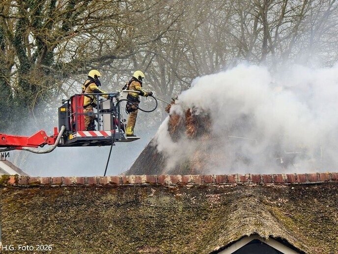 Brand woning rieten dak aan de Hout Es in Dalfsen (update)