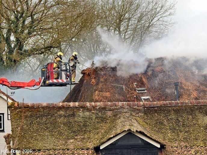 Brand woning rieten dak aan de Hout Es in Dalfsen (update)